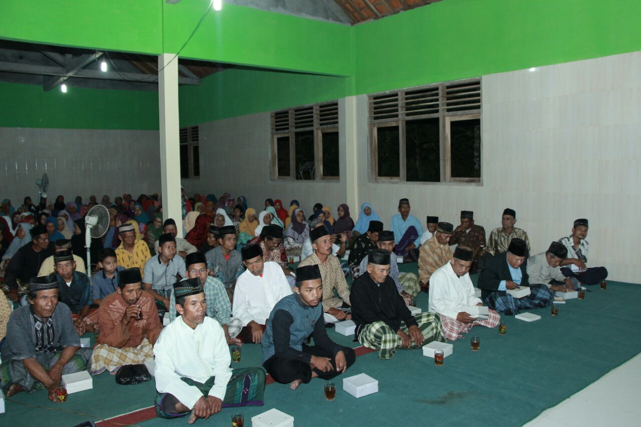 KKN IIQ AN NUR posko 3 dukuh Tubin Membantu Pengajian Rutinan malam Senin Kliwon.