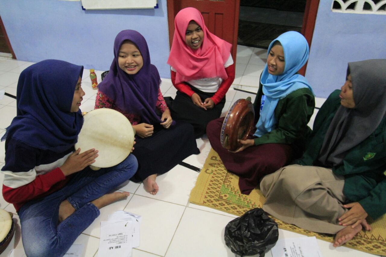 KKN IIQ Melatih Hadroh Remaja Masjid Sapon