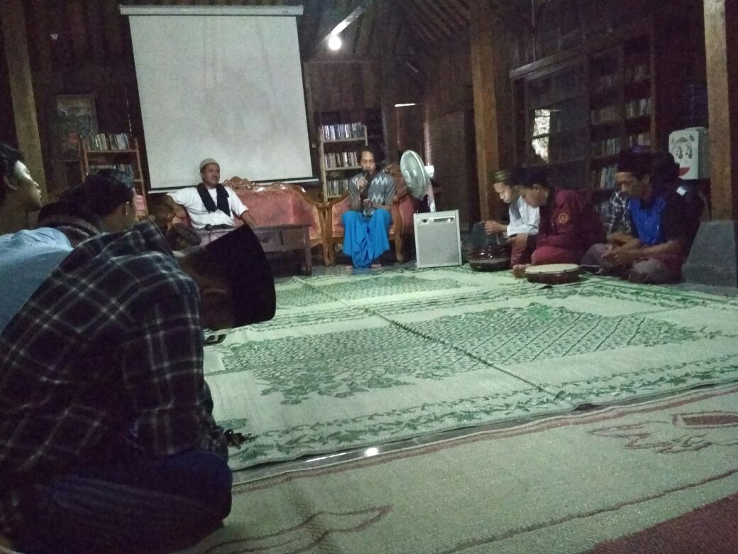 Ngabuburit: Kiai Koeswaidi Kenalkan Sufi, Musik, dan Puisi kepada Puluhan Peserta Diskusi