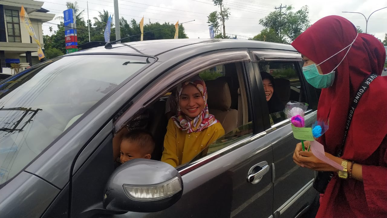 PMII IIQ An Nur Gelar Aksi Bagi-Bagi Bunga
