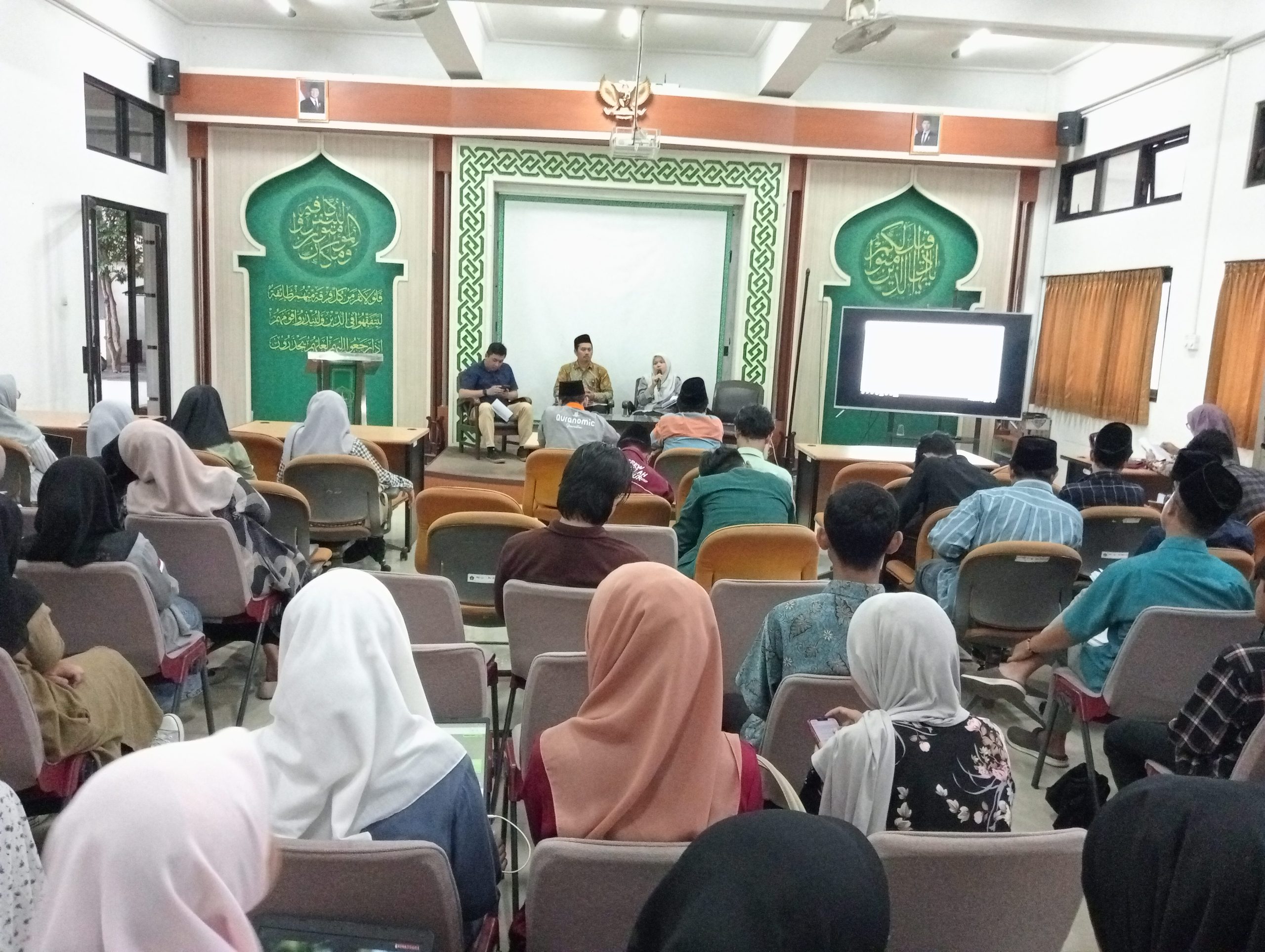 Sosialisasi Pedoman Akademik FEBI, Mungkinkah Mahasiswa Lulus Kuliah 3,5 Tahun?