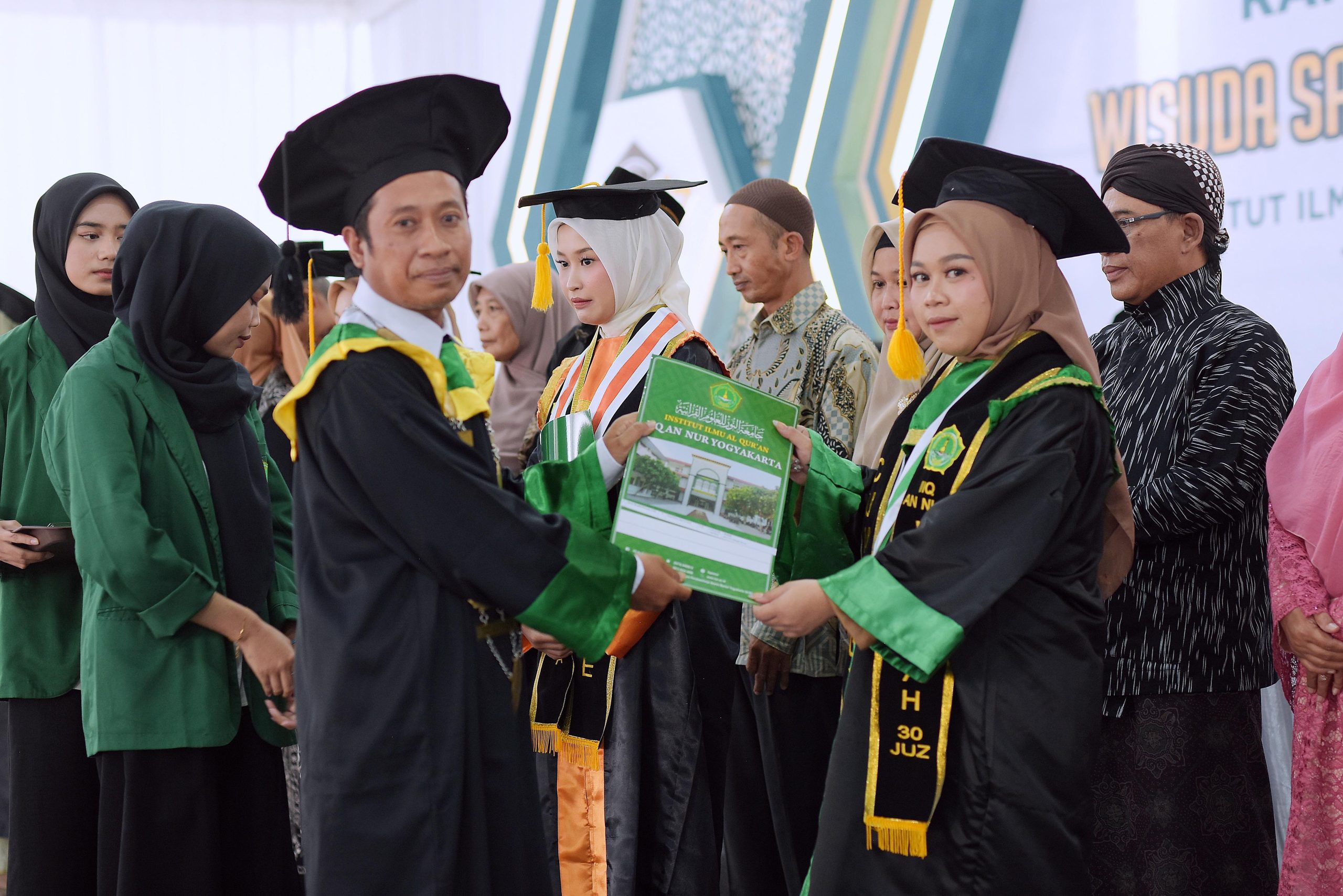 Dari Gubukrubuh ke Panggung Prestasi: Kisah Inspiratif Anma Rivalda Ma’sum, Wisudawan Terbaik IIQ An Nur Yogyakarta yang Hafal al-Qur’an 30 Juz