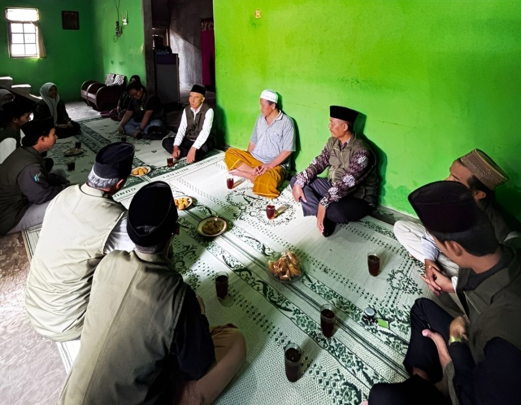 pakai WhatsApp Image 2025 09 30 at 15.39.58 2 - Mahasiswa Program Pengabdian Berdampak 2025 Ditarik, Ketua RT 04 Bulurejo “Angkat Topi”