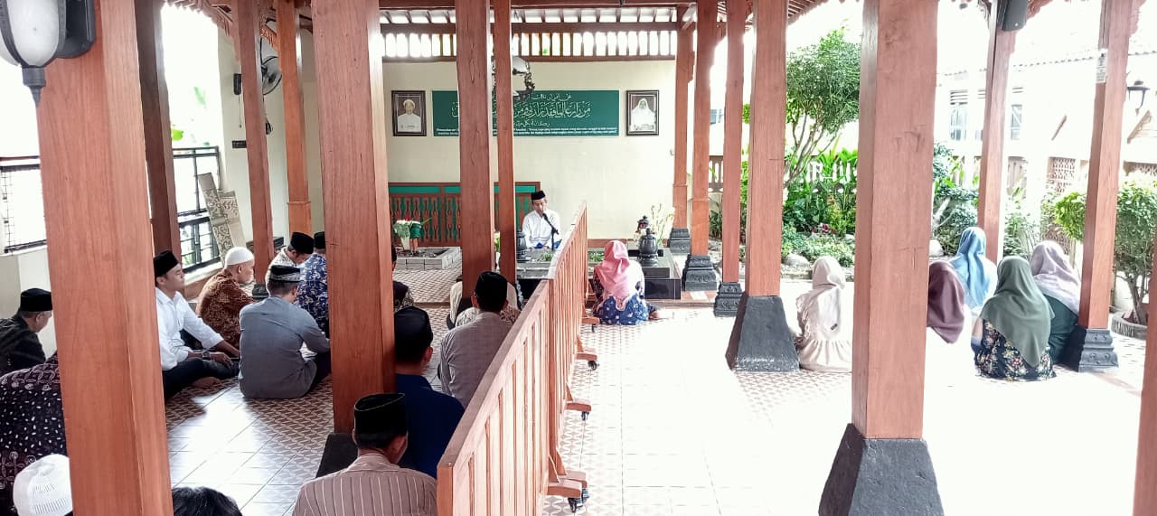 Sertai Pembukaan PMB T.A. 2026/2027, Admisi IIQ An Nur Yogyakarta Gelar Mujahadah di Maqbarah KH. Nawawi ‘Abdul ‘Aziz
