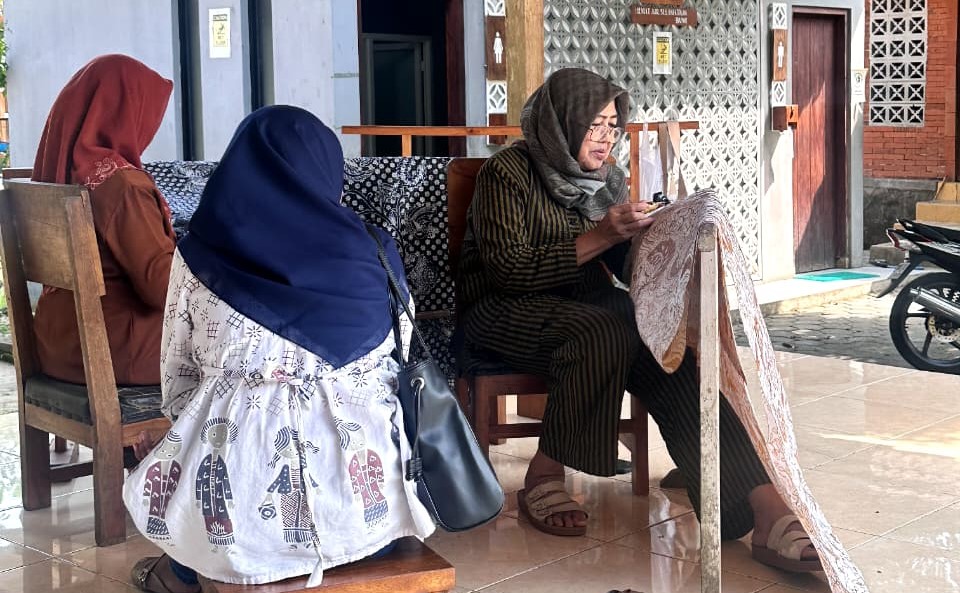 Mahasiswa FEBI IIQ An Nur Yogyakarta Pelajari Studi Kelayakan Bisnis di Sentra Batik Giriloyo 2 WhatsApp Image 2026 07 16 at 16.08.38 1 - Mahasiswa FEBI IIQ An Nur Yogyakarta Pelajari Studi Kelayakan Bisnis di Sentra Batik Giriloyo