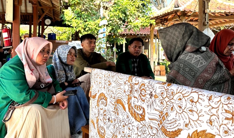 WhatsApp Image 2026 07 16 at 16.08.39 - Mahasiswa FEBI IIQ An Nur Yogyakarta Pelajari Studi Kelayakan Bisnis di Sentra Batik Giriloyo